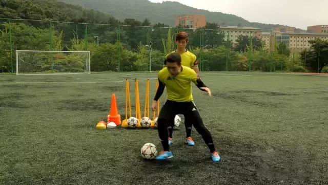 拿球背转身过人,背身拿球时这样过人