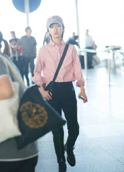 周冬雨同款衣服穿搭秋冬,周冬雨牛仔裤连衣裙