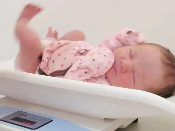 注意：新生儿这11个症状，都是正常现象，不用就医