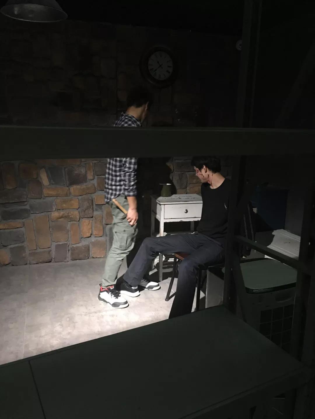 胆量悬殊的二人