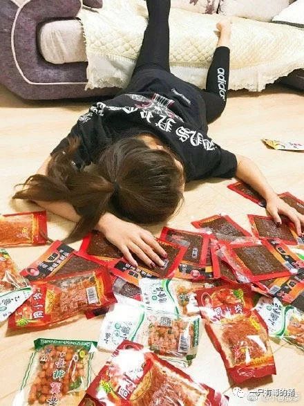 深扒摔跤炫富：原来富婆们20w包包里的东西也没什么了不起