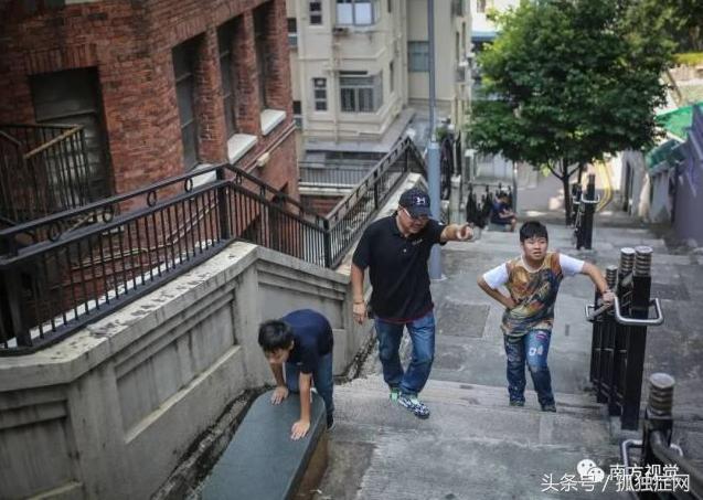 自闭症儿童康复训练爸爸,爸爸辅导自闭症哥哥