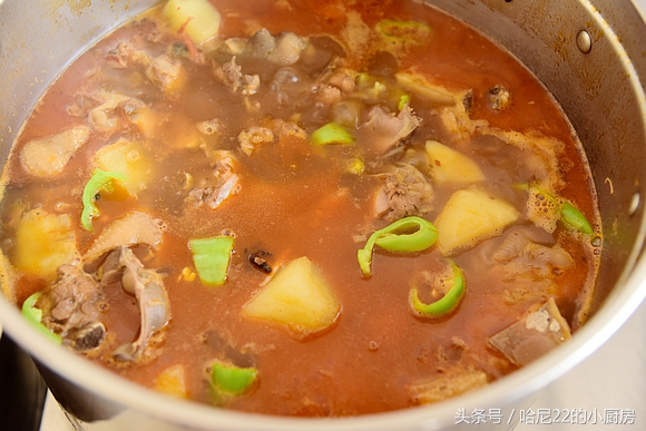 土鸡炖汤什么时候放盐要不要焯水,土鸡炖汤焯水的黄油要不要去掉