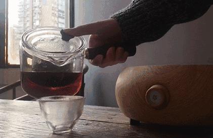 一杯茶可以看尽人间所有风景,我有一壶茶足以慰风尘