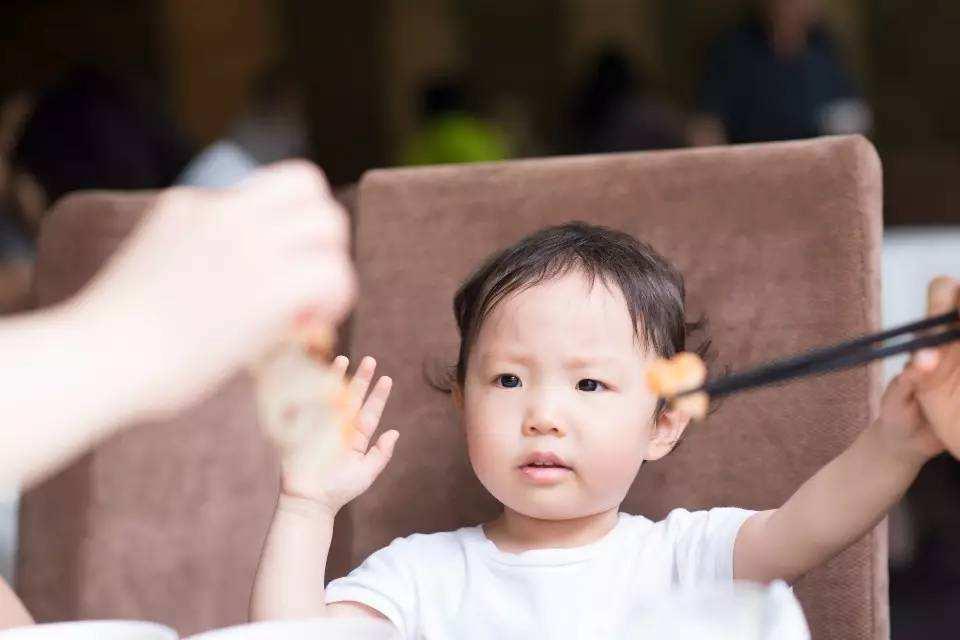 宝宝不爱吃饭就让他饿着,2岁孩子不爱吃饭就爱喝奶怎么办