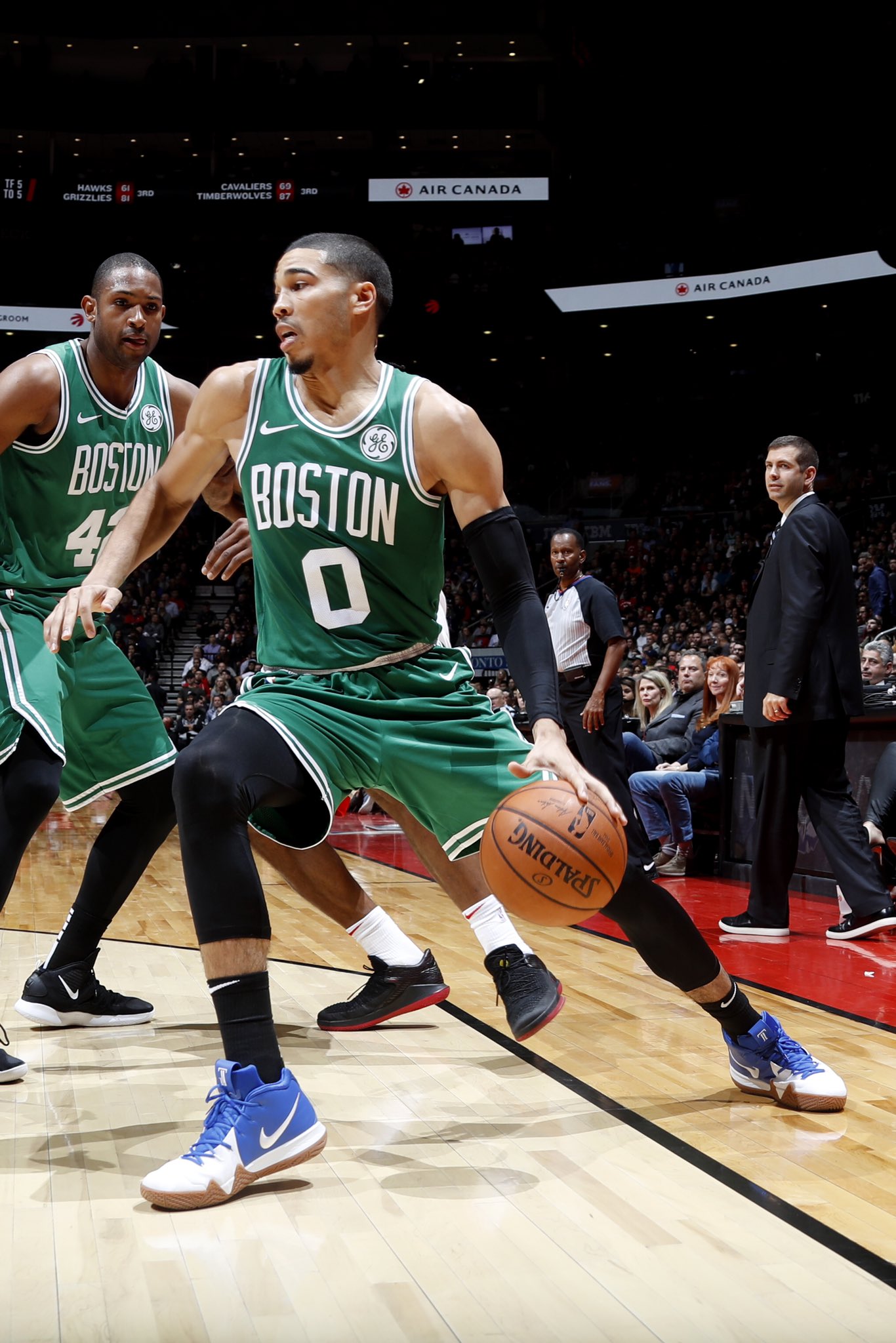 NBA今日球鞋精选：杜兰特蜜汁审美自创鸳鸯鞋安踏为汤神出新款