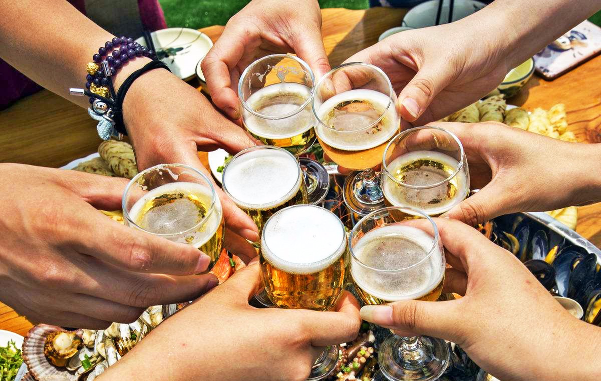 酒精过敏的人喝酒没事是怎么回事,酒精过敏过了一天还像喝酒似的