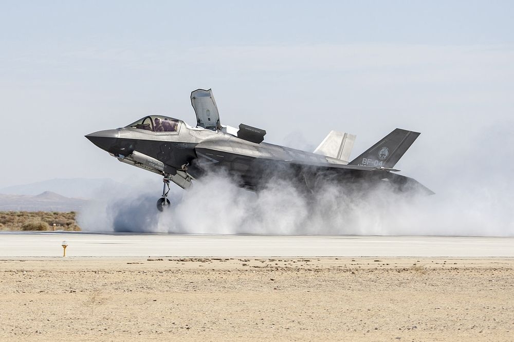f-35b垂直短距起降战机,f-35b垂直起降视频