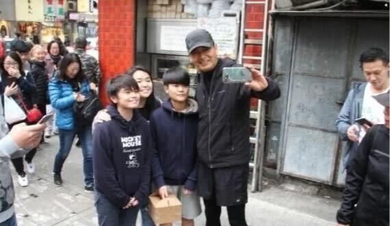 偶遇明星合影的意义,如何跟明星合影教程