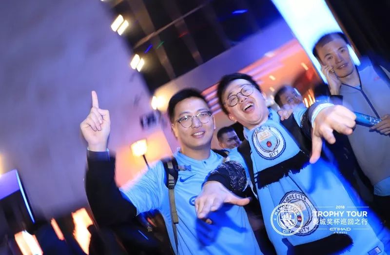 球星、赏川剧、看球蹦迪？奖杯中国行成都精彩瞬间全纪录！