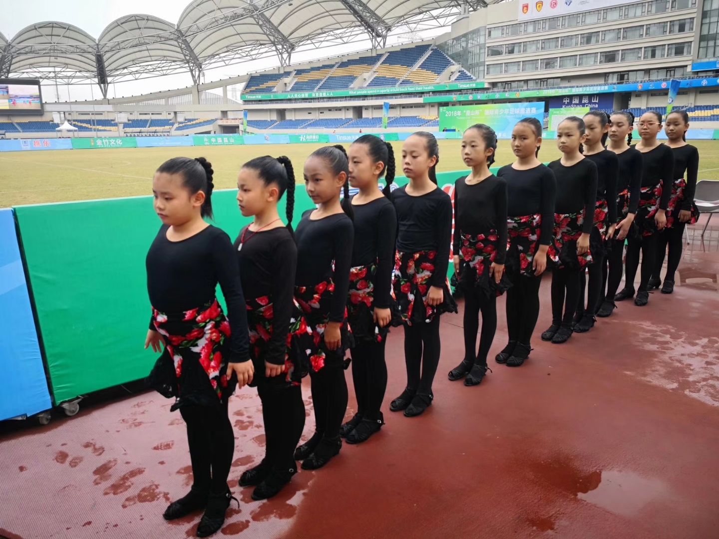 公益民心舞蹈学院演出团助力2018“昆山杯”国际青少年足球赛！