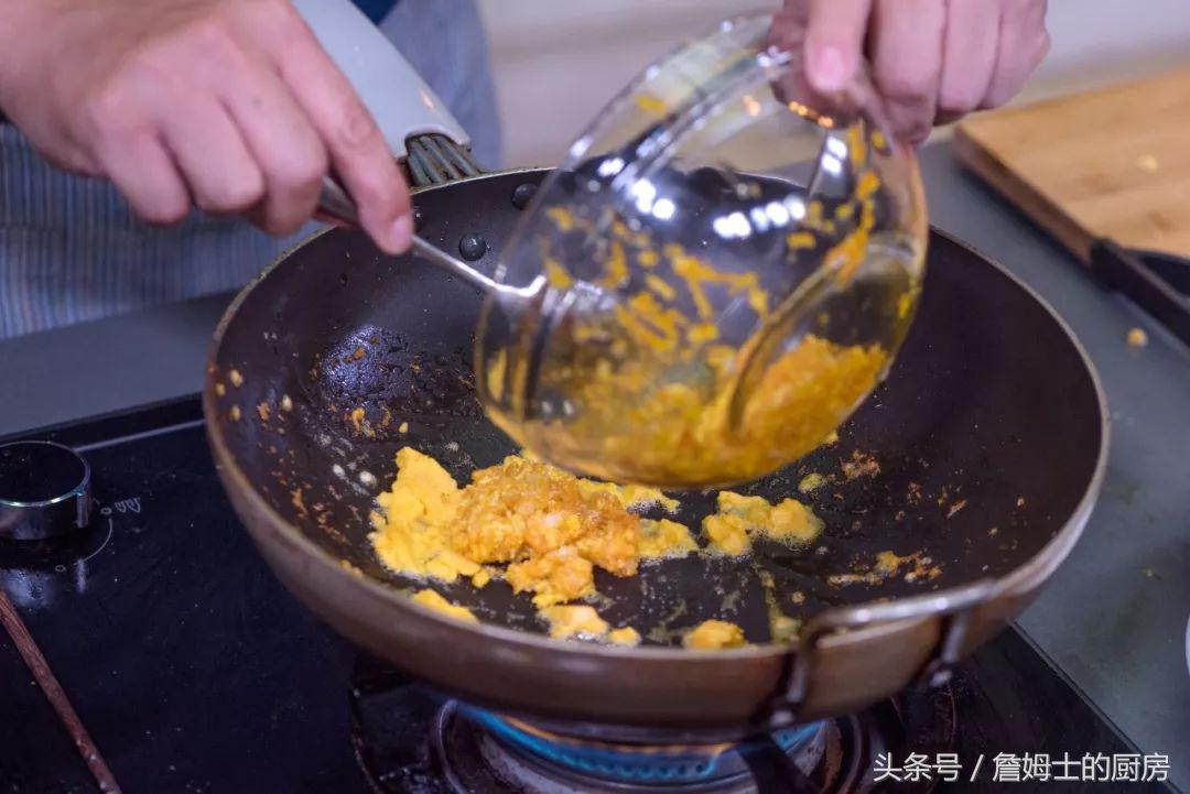 5分钟教你做蟹黄豆腐煲,没有蟹黄的蟹黄炒饭