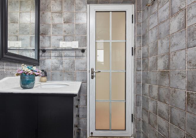 装了3次房说句良心话:卫生间用铝合金门还是木门?太多人装错了