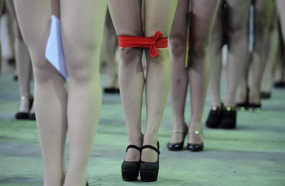 女人双腿空隙大是什么原因,女性双腿有缝隙是什么原因