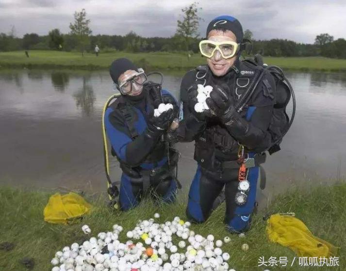 捡高尔夫球,捡了很多高尔夫球