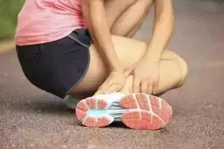 踝关节崴脚后期怎么解决,踝关节扭伤外翻崴脚