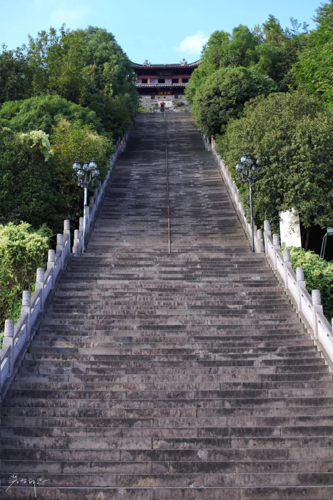 没有人来人往的城市,没有人山人海的地方