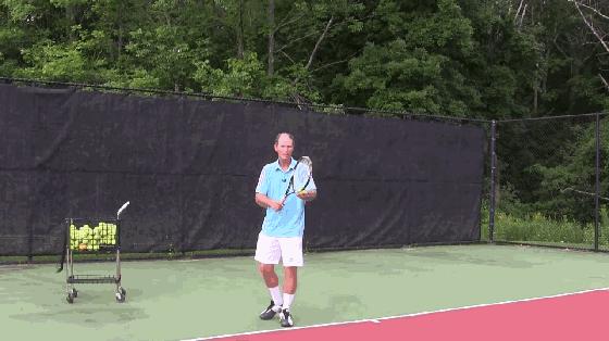 网球发球，左手除了抛球，还得“护胃”！