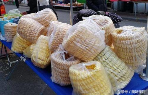 小伙自己创业摆摊卖小吃,农村小伙毅然开家庭作坊卖小吃