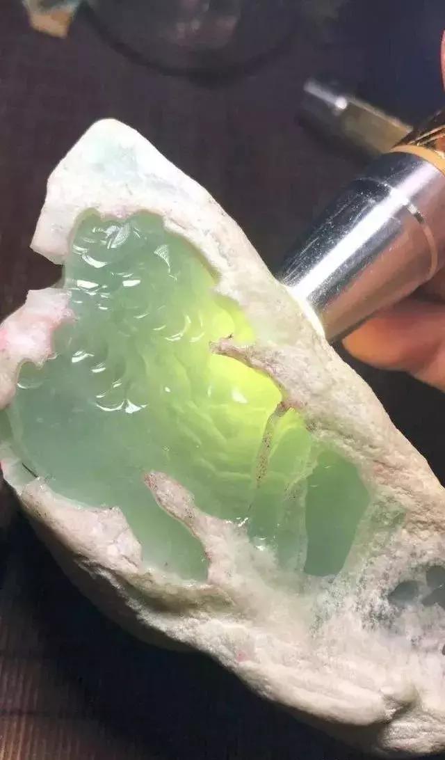 什么样的原石翡翠出高冰,真正的翡翠原石能出现哪些特征呢