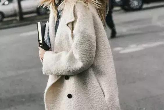 大衣不用熨烫怎么去褶皱,毛呢大衣脏了不用洗