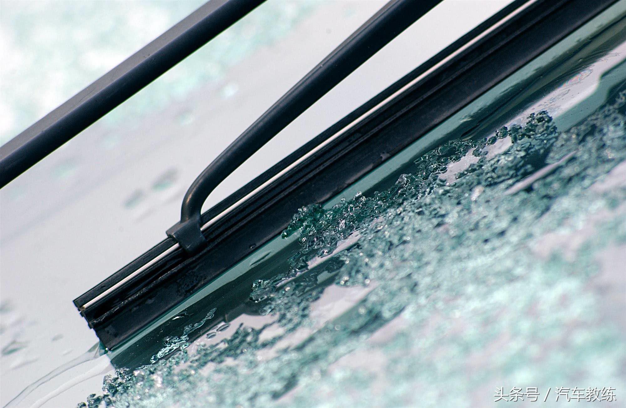 下雨天雨刮越刮越刮不干净,下雨天雨刮很涩怎么解决