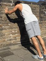 1分钟的“推墙体操”，80岁也能练，告别便秘、膝关节病