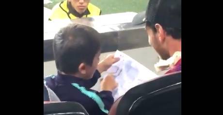 不爱巴萨爱尤文？蒂亚戈观战时临摹尤文队徽，梅西看后微笑点头