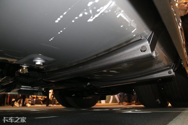 搭载v6发动机275匹马力的越野车,750匹马力的斯堪尼亚