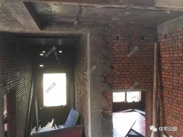 农村自建房三层小别墅真实视频,2022年河南自建房包工280一平贵吗