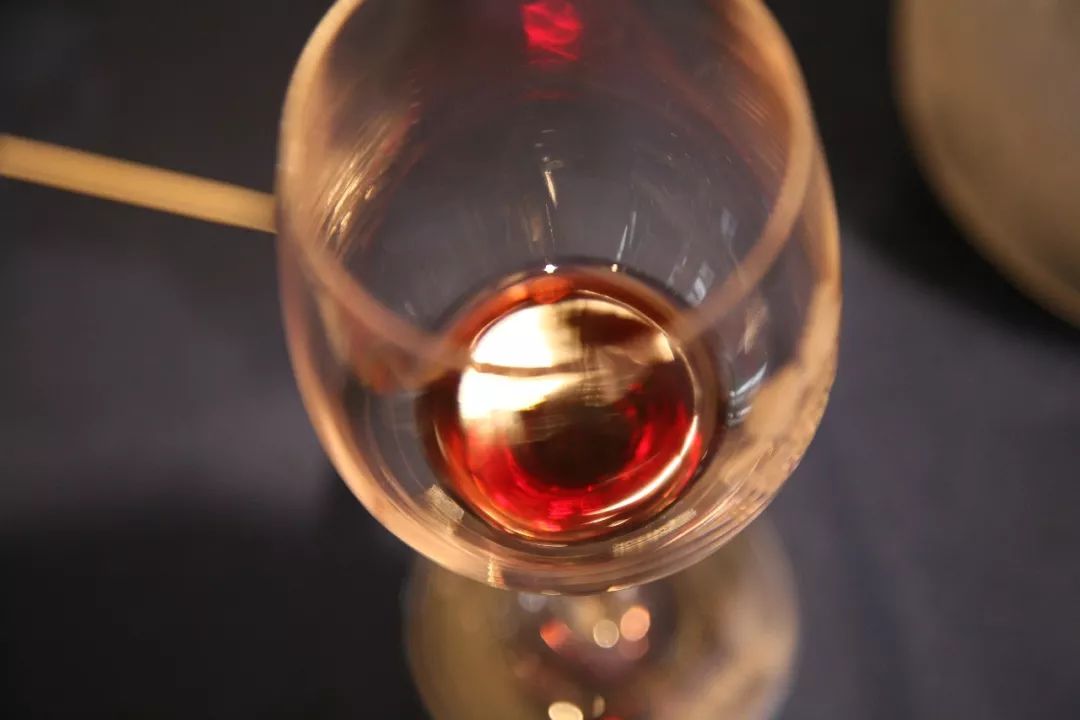 人家问你喝的什么酒怎么回答,别人问你他是什么酒怎么回答