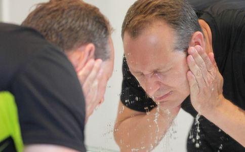 男士夏季皮肤保养正确方法,夏天男人怎么保养皮肤最好