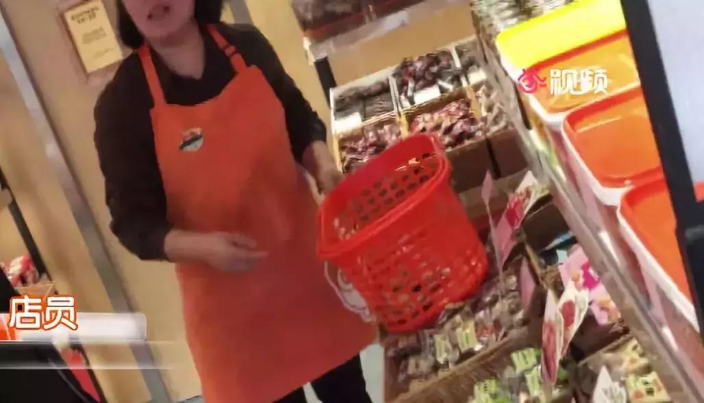 你常吃的连锁品牌“来伊份”吃出它们！“脏兮兮的，还很粘手……”