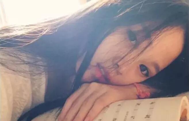 “新婚夜我假装喝醉，丈夫背着我做一事，当晚我哭着跑回了娘家”