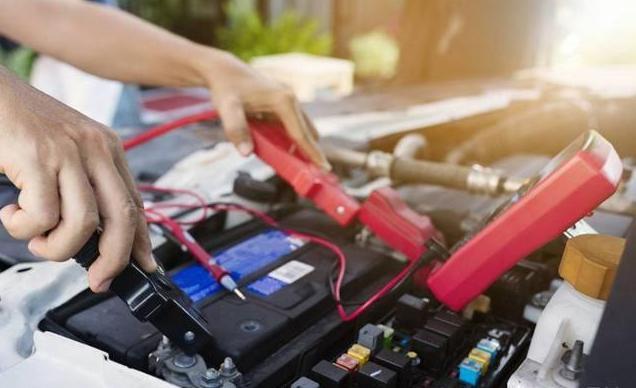 自动挡车子电瓶快没电会有提醒吗,自动挡电瓶没电了可以推着火吗