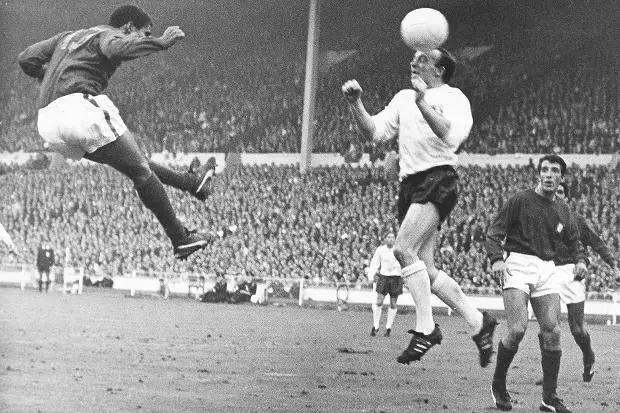 阿迪和耐克哪个足球鞋更高端,足球鞋耐克的好还是阿迪的好