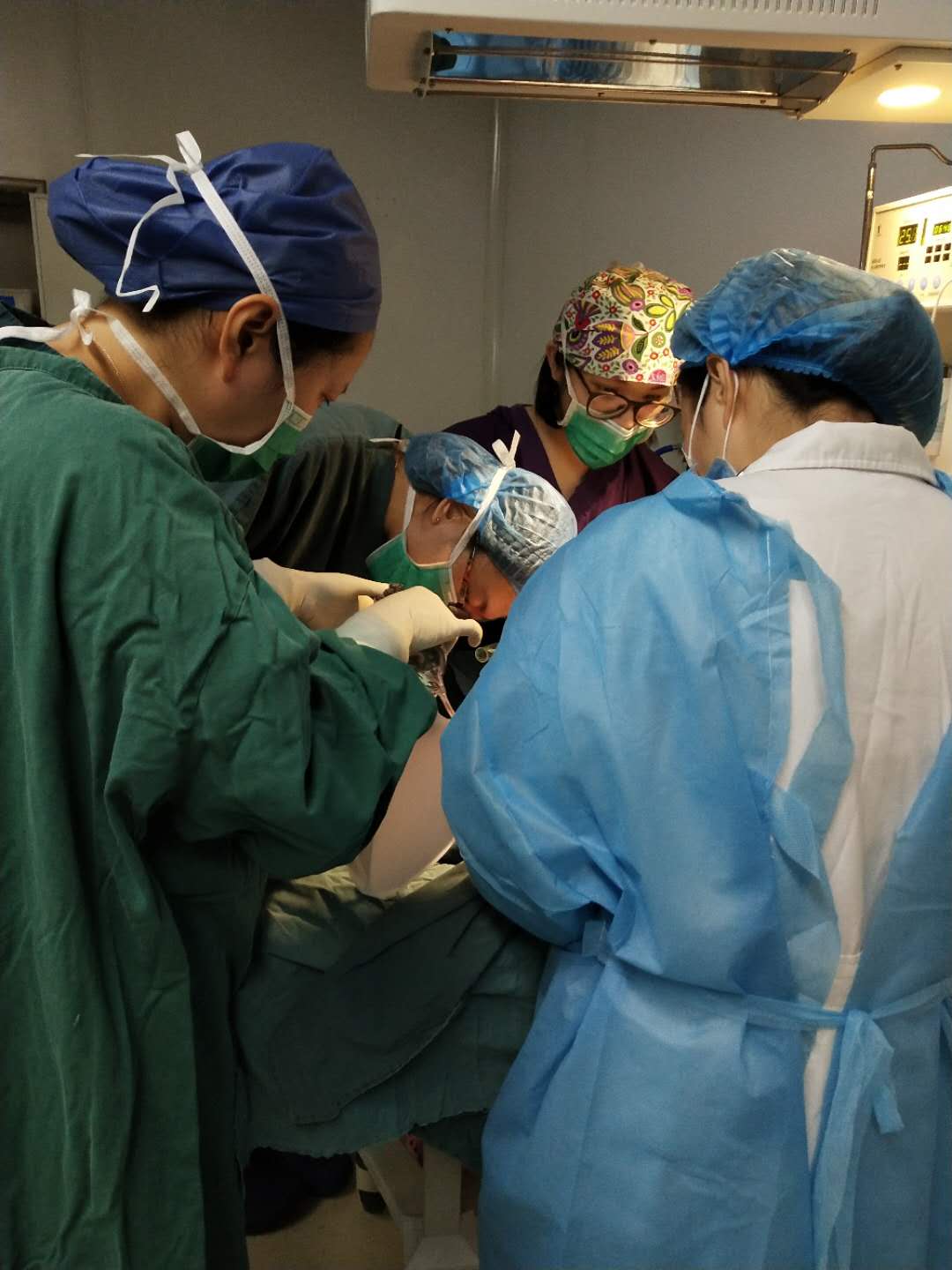 怀孕34周时胎儿突然发出急救信号，医生与时间赛跑