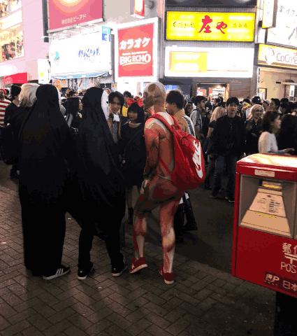 「南方资讯」日本东京万圣节上演‘百鬼夜行’，5名绅士失手被捕