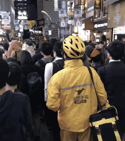 「南方资讯」日本东京万圣节上演‘百鬼夜行’，5名绅士失手被捕