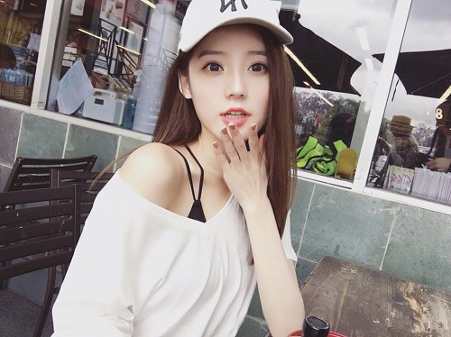 朋友圈：半夜总有一群发性感照片的妹子是种什么体验……