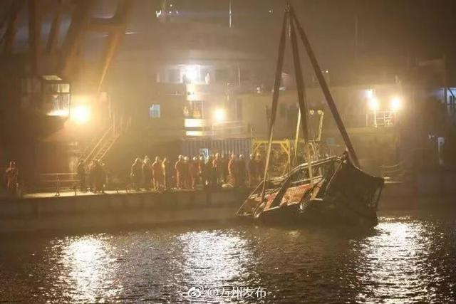 白宇万圣节地铁站发糖哈文朋友圈首次发声