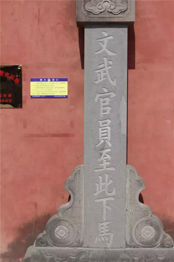 一座悬崖一所房子,一座悬崖上的城市