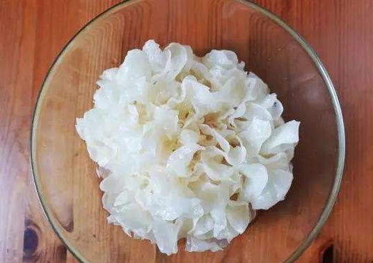 常吃银耳会湿气重吗,常吃银耳的好处和坏处