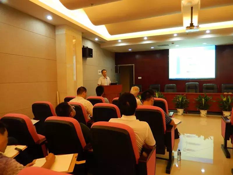 南岸这群人：在港珠澳大桥上铺路！铺成世界之最！