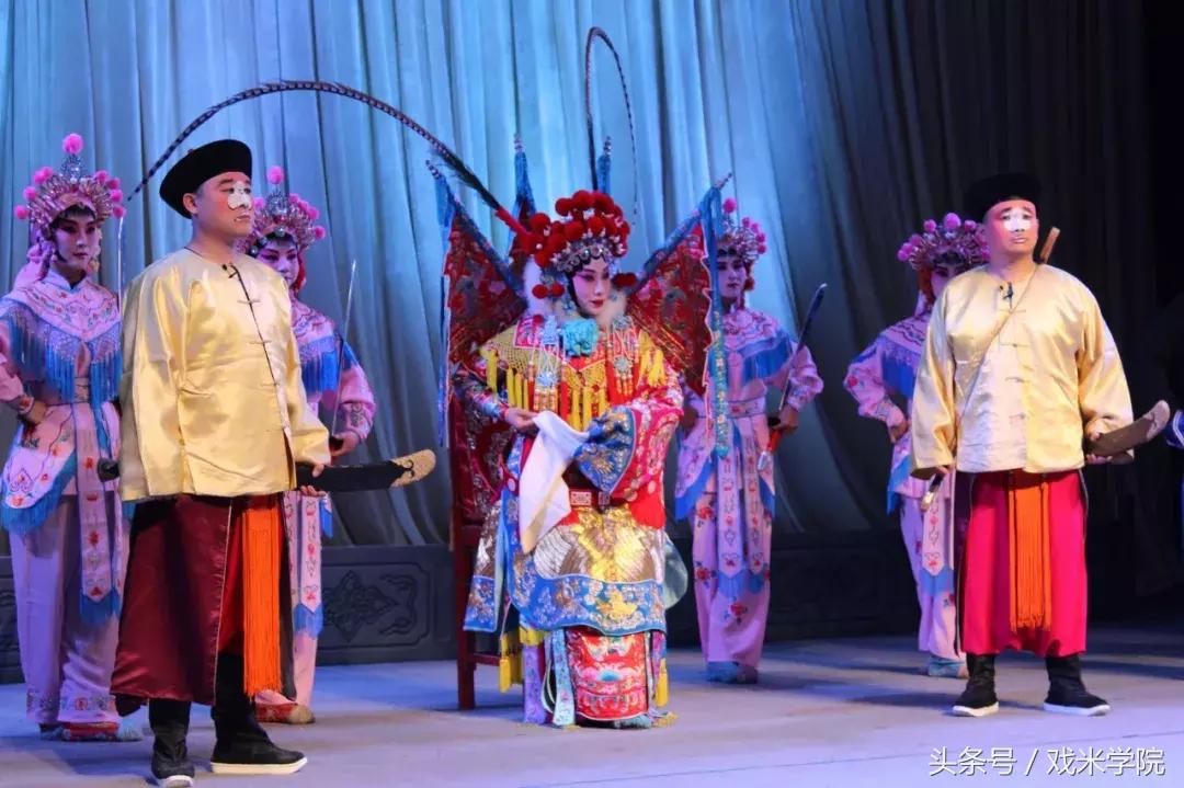 京剧的唱腔主要由西皮和二黄组成,西皮二黄的代表唱段现代京剧