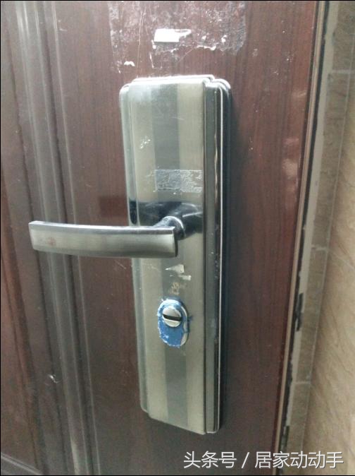 门锁锁芯拆装,智能锁安装师傅更换锁芯