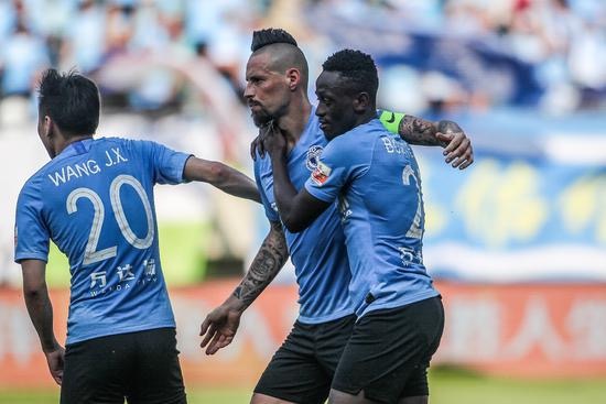 中超赛场超业余1幕！禁区内出现两个足球后卫懵了，外援趁机进球