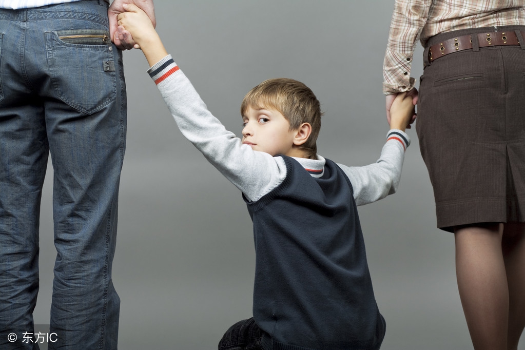 孩子上学想家父母该怎么对孩子说,孩子想家了特别想哭怎么办