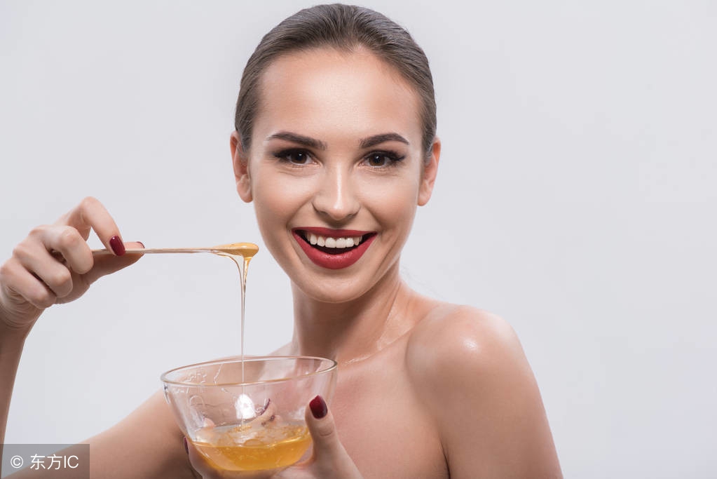 冬天嘴唇干燥怎么办用什么维生素,冬天皮肤干燥嘴唇干裂吃什么好