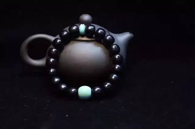 沉香手串包浆好还是不包浆好,怎样分辨包浆和不包浆的手串